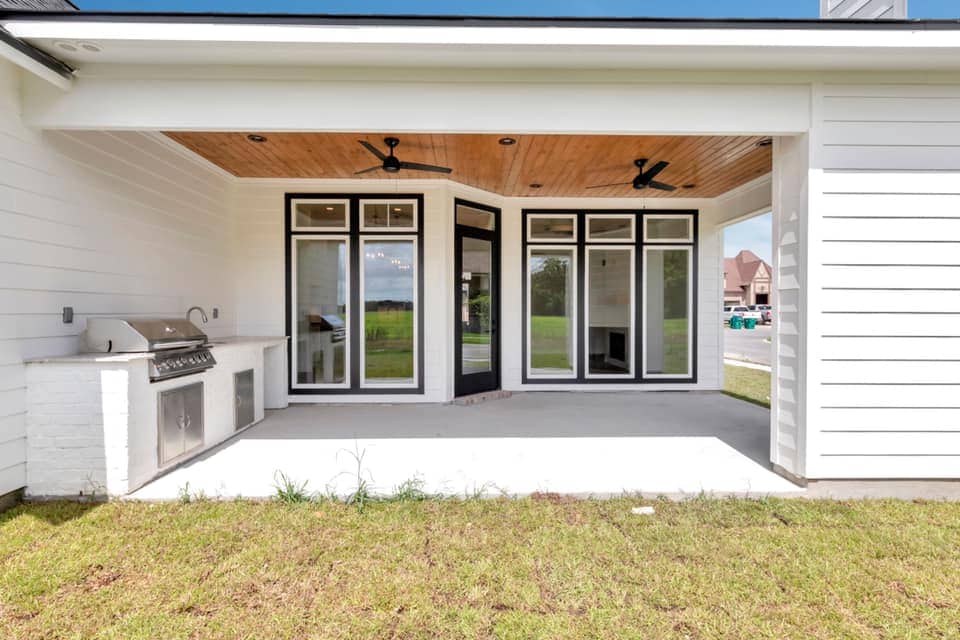 covered back porch with kitchen counter and grill