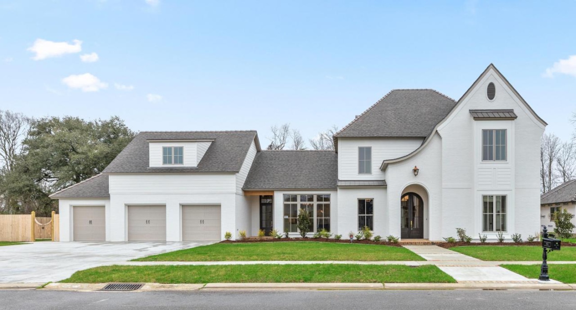passion home pondside exterior01